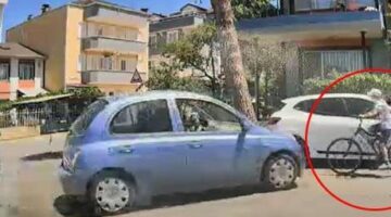 Savrulan otomobil bisikletli çocuğa çarptı! Kaza anı kamerada