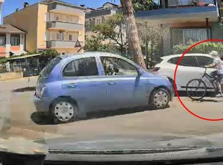 Savrulan otomobil bisikletli çocuğa çarptı! Kaza anı kamerada