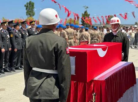 Şehit er Semih Erdoğan, memleketi Giresun’da son yolcuğuna uğurlandı