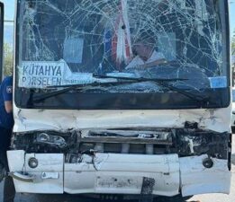 Servis otobüsü, akaryakıt tankerine çarptı! Çok sayıda yaralı var