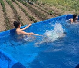Sıcaklar bunalttı, traktörünü torunları için havuza çevirdi