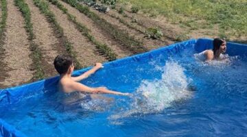 Sıcaklar bunalttı, traktörünü torunları için havuza çevirdi