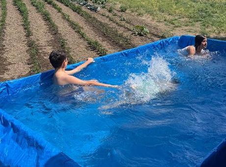 Sıcaklar bunalttı, traktörünü torunları için havuza çevirdi
