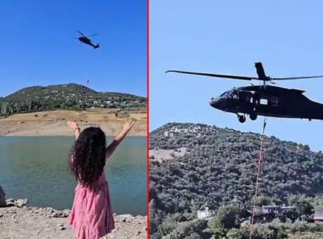 Skorsky tipi askeri helikopteri görünce elini kaldırdı! Küçük kıza unutulmaz anı