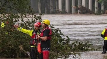 SON DAKİKA! ABD FELAKETİ YAŞIYOR: SELDE EN AZ 13 ÖLÜ, ONLARCA ÇOCUK KAYIP!