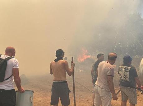 Son dakika: Antalya’da orman yangını! Turistler alevlere müdahale etti