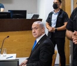 SON DAKİKA HABERLER: NETANYAHU YARGI KARŞISINDA! CEZA DAVASI DURUŞMALARI TEL AVİV’DE BAŞLADI!