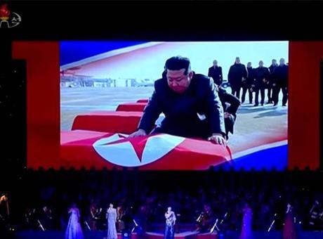 SON DAKİKA HABERLERİ: KUZEY KORE LİDERİ KIM JONG ASKER TABUTUNA KAPANDI! İŞTE ŞAŞIRTAN KARELER