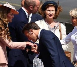 SON DAKİKA HABERLERİ: MACRON ÇİFTİ İNGİLTERE’YE İNİŞ YAPTI, BRIGITTE MACRON UZANAN ELİ TUTMADI, PRENS WILLIAM VE PRENSES KATE’DEN KARŞILAMA