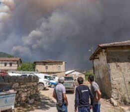 Son dakika… Sakarya’da başlayan yangın Bilecik’e ulaştı! Bir köy tahliye edildi