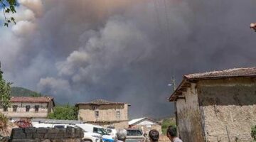 Son dakika… Sakarya’da başlayan yangın Bilecik’e ulaştı! Bir köy tahliye edildi