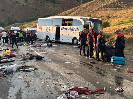 Son dakika… Sivas’ta feci kaza! Yolcu otobüsü devrildi, 3 ölü, 24 yaralı
