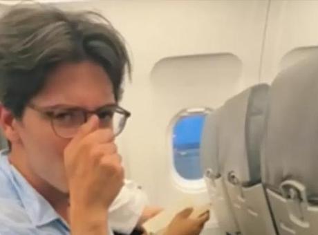 SON DAKİKA! UÇAKTA KABUSU YAŞADI: KOLTUĞUNUN ALTINDAN ÇIKANLAR ŞOKE ETTİ!