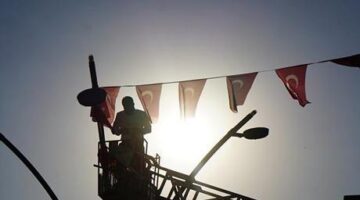 Terörsüz Türkiye’ye ay yıldızlı bayraklarla destek