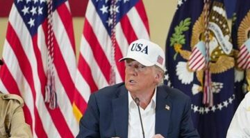Trump sel felaketi yaşayan Texas’ı ziyaret etti
