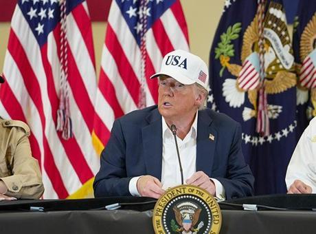 Trump sel felaketi yaşayan Texas’ı ziyaret etti