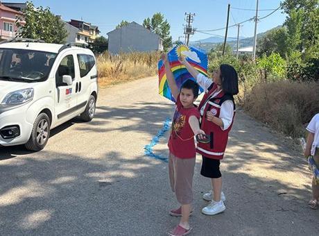 Uçurtma yaparken babasının parmakları parçalanmıştı! Yusuf’a, kaymakamdan uçurtma hediyesi