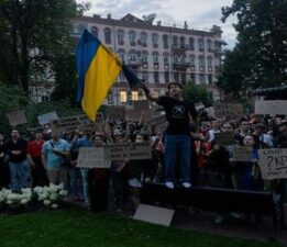Ukrayna sokakları karıştı! Yolsuzlukla mücadele kurumlarının yetkileri kısıtlandı