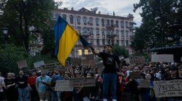 Ukrayna sokakları karıştı! Yolsuzlukla mücadele kurumlarının yetkileri kısıtlandı