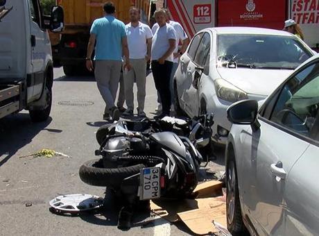 Üsküdar’da 3 araç birbirine girdi: Motosiklet sürücüsünün ayağı koptu