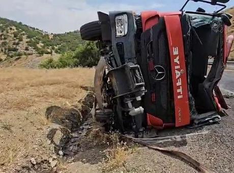 Yangına giden itfaiye aracı devrildi: 1 ölü, 2 yaralı