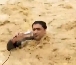 Yayın sırasında sel sularına kapıldı