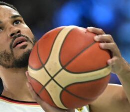Yılın savunmacısı seçilen Babb, Anadolu Efes’te