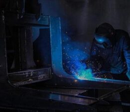 2025 yılında sanayi sektörünün istihdam içindeki payı azalırken, hizmetler sektörünün payı arttı