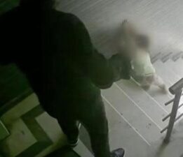 3 yaşındaki kızını tekmeleyerek merdivenlerden düşüren baba için istenen ceza belli oldu