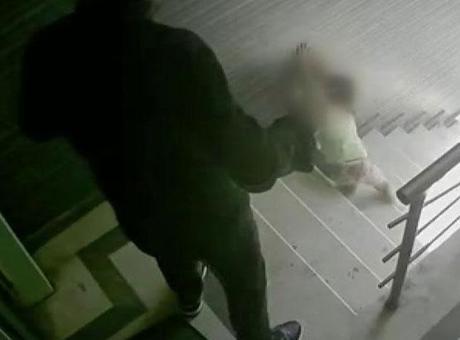3 yaşındaki kızını tekmeleyerek merdivenlerden düşüren baba için istenen ceza belli oldu