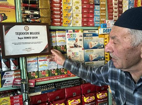 75 yaşındaki bakkalın raf düzeni hayrete düşürdü! Ardahanlı esnafa özel teşekkür belgesi
