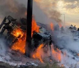 Aksaray’da şarampole devrilen yanıcı madde yüklü TIR alev topuna döndü