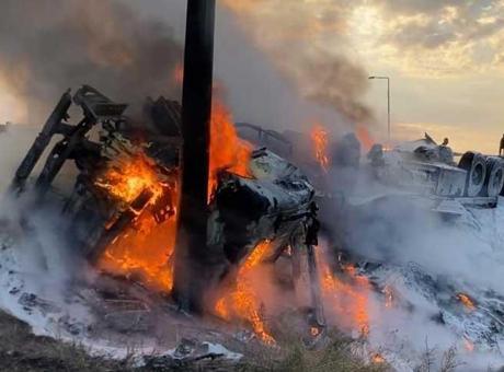 Aksaray’da şarampole devrilen yanıcı madde yüklü TIR alev topuna döndü