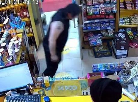 Alışveriş ortasında kalp krizi anı kamerada! Markette hayatını kaybetti