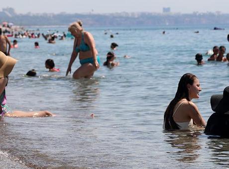 Antalya’da denize girenlerde kaşıntı ve yanma şikayetleri arttı! Açıklama geldi
