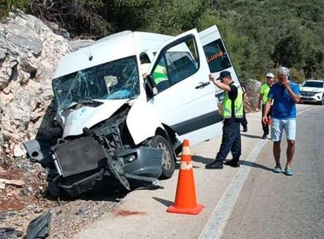 Antalya’da feci kaza! tur minibüsünün kayalıklara çarptı: 17 kişi yaralandı