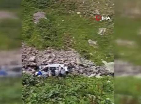 Arap turistleri taşıyan minibüs dere yatağına yuvarlandı: 2 ölü, 4 yaralı