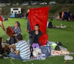 Artçılar durmadı: İkinci geceyi de dışarıda geçirdiler