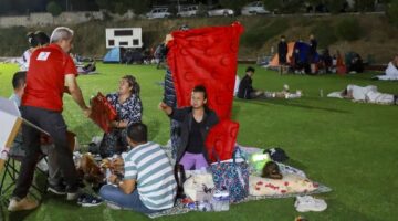 Artçılar durmadı: İkinci geceyi de dışarıda geçirdiler