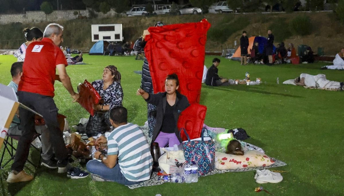Artçılar durmadı: İkinci geceyi de dışarıda geçirdiler