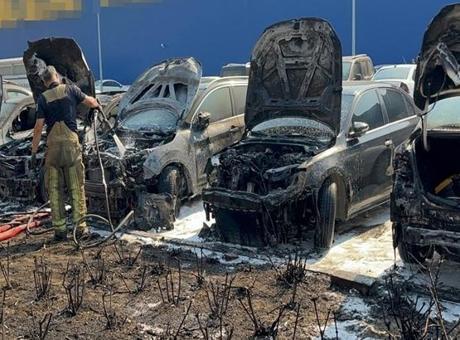 AVM otoparkında yangın paniği! Araçlar yandı kullanılamaz hale geldi