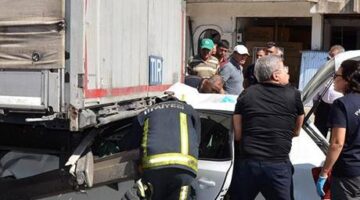 Baba, anne ve 2 çocuğunun yaralandığı kaza kamerada