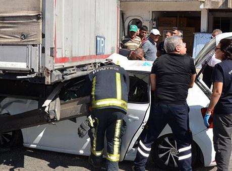 Baba, anne ve 2 çocuğunun yaralandığı kaza kamerada