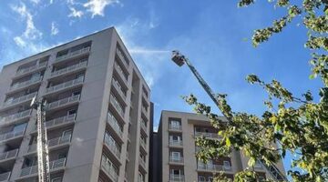 Bağcılar’da 13 katlı binada korkutan yangın: 2 kişi dumandan etkilendi