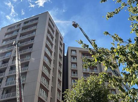 Bağcılar’da 13 katlı binada korkutan yangın: 2 kişi dumandan etkilendi