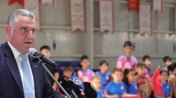 Bakan Bak: Gençlerimiz ve sporcularımız bu tesislerde şampiyonluğa yürüyecek