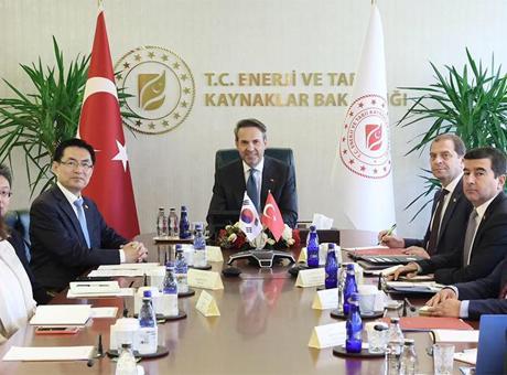 Bakan Bayraktar büyükelçileri kabul etti