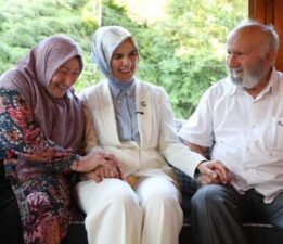 Bakan Göktaş 63 yıllık evli Kanbur çiftine misafir oldu