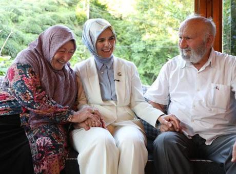 Bakan Göktaş 63 yıllık evli Kanbur çiftine misafir oldu