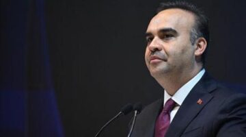 Bakan Kacır, bilim olimpiyatlarında madalya ve ödül kazanan öğrencileri kutladı